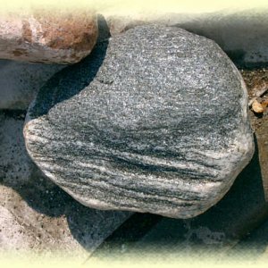 Grauer Granitfindling mit Maserung